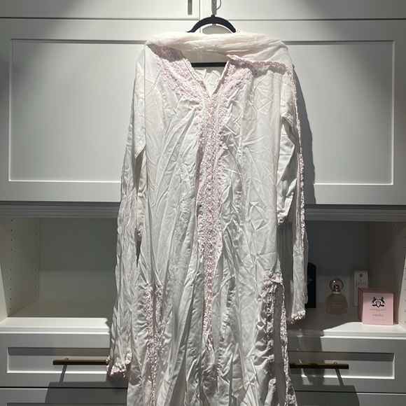 White and pink Indian outfit - Picture 2 of 2